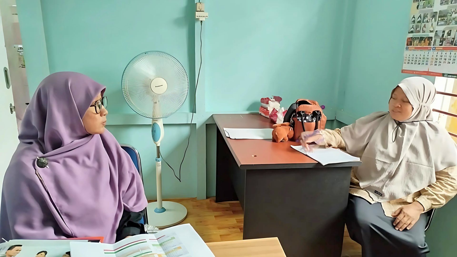 Tieta Aprienie perwakilan dari Yayasan Semai Biji Sanggau sedang menyimak penjelasan dari Suhada, S.Pd.,M.Pd., Staf Bidang Pendidikan & SDM Yayasan Al-Mumtaz Pontianak
