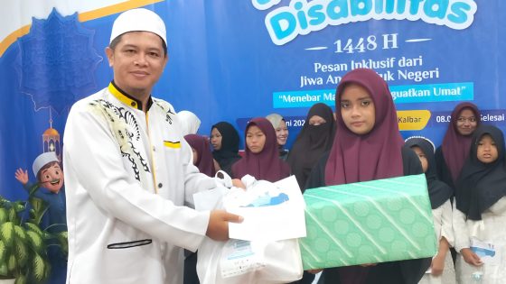 Al-Mumtaz Berbagi (AMB) Salurkan 420 Paket pada Acara Lebaran Yatim dan Penyandang Disabilitas